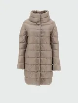 Campera puffer Herno modelo Dora de corte recto, confeccionada en nylon ultralight color caqui. Presenta diseño acolchado horizontal, cuello alto envolvente, cierre frontal oculto con botones a presión y bolsillos laterales discretos.