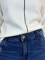 Pantalón de jean azul oscuro con corte wide leg, tiro alto y diseño de pierna ancha.