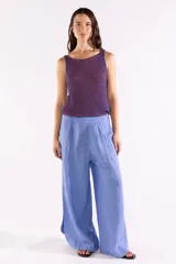 Musculosa de punto canalé con mezcla de viscosa e hilos metálicos Lurex, de escote bote y diseño sin mangas.