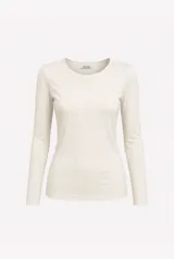 Camiseta de manga larga en color beige, con cuello redondo y corte ajustado al cuerpo.