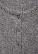 Cardigan de punto acanalado en color gris, con cuello redondo, manga larga y cierre frontal de botones.