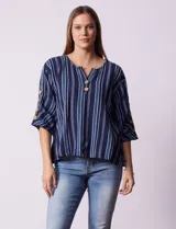 Blusa de algodón con diseño de rayas verticales en tonos azul, rosado y amarillo, escote en V con botones de madera, y mangas cortas con detalles de botones en los laterales.
