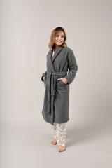 Bata de polar gris con textura labrada, diseño cruzado con lazo ajustable en la cintura, bolsillos laterales y mangas largas.