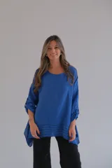 Blusa azul con mangas 3/4 y detalle de tiras horizontales negras en el ruedo.