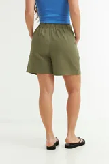 Short de gabardina color verde militar, de tiro alto con cintura elástica fruncida y bolsillos laterales.