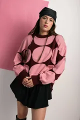 Buzo de tejido de punto color rosa con grandes círculos color borgoña.