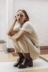 Zapato de cuero vacuno color borgoña con acabado charol, taco cuadrado de 4 cm y hebilla lateral.