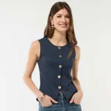 Musculosa azul marino con cuello redondo y cierre frontal de botones dorados grandes con diseño texturizado.