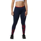 Calza larga deportiva New Balance, color azul marino con cintura roja y estampado abstracto en rojo en la parte inferior de las piernas. Logo plateado de la marca en la cadera.