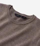 Remera masculina de manga corta con cuello redondo, confeccionada en tejido piqué con efecto melange. Presenta una textura suave y estructurada, ideal para un estilo casual y sofisticado.