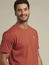 Remera color ladrillo de algodón con cuello redondo y logo bordado en blanco en el pecho.