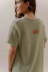 Vestido tejido color verde menta, con escote partido, mangas cortas y aberturas laterales.