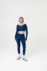 Legging deportiva de tiro alto en color azul marino, con diseño de cortes orgánicos que ofrecen compresión muscular y ajuste ergonómico.