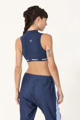 Top deportivo azul con cuello alto y logo retro BASSET 2001 estampado.