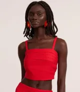 Blusa cropped sin mangas confeccionada en viscolino, color rojo, con escote recto, pliegues en el busto y breteles finos ajustables. Posee lastex en la espalda.