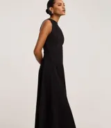 Vestido midi evasé de la marca Cortelle, confeccionado en bengalina de algodón con elastano. Presenta cuello redondo, diseño sin mangas con breteles anchos y cierre trasero mediante cremallera.