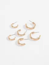 Set de tres pares de aros tipo argolla, de diseño bold y color dorado. Cada par tiene un tamaño diferente, siendo uno pequeño, uno mediano y uno grande.