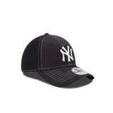 Gorra New Era color negro con paneles de malla en los laterales y logo de los New York Yankees bordado en blanco en el frente.