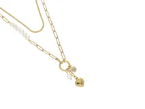 Collar doble dorado de acero con baño de oro, con una cadena de eslabones y otra con perlas. Incluye dijes colgantes de corazón, perla y nácar.