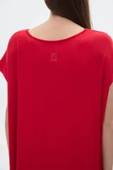 Vestido midi rojo de corte amplio con escote en V y mangas cortas. Presenta tajos laterales.