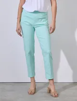 Pantalón de vestir verde esmeralda, de corte recto, con bolsillos laterales y traseros.