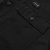 Campera tipo chaqueta de gabardina color negro, con cierre frontal de botones, bolsillos superiores con solapa y capucha forrada con diseño a cuadros.