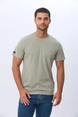 Remera lisa de manga corta y cuello redondo, color gris oscuro, de calce cómodo con pequeño logo bordado en el pecho.