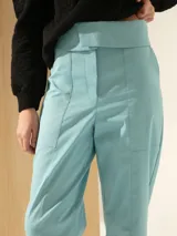 Pantalón capri celeste de tiro alto, con cintura ancha con solapa, bolsillos laterales y traseros.