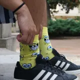 Medias amarillas con patrón de caras de Bob Esponja.