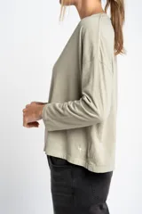 Remera color verde oliva de algodón peinado, corte oversize y mangas largas.