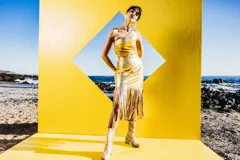 Top color crema de cuero sintético, con un solo tirante ancho y corte asimétrico.