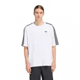 Remera Adidas de corte holgado, color blanco, con cuello redondo y mangas cortas. Presenta las icónicas tres tiras de la marca en color negro a lo largo de las mangas y el logo del trébol bordado en el pecho.
