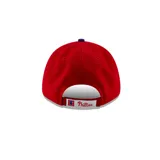 Gorra New Era 9Forty color rojo con logo bordado de los Philadelphia Phillies en blanco y botón superior azul.