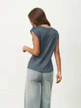 Remera blanca de corte clásico con cuello redondo y mangas cortas con detalle de hombreras.