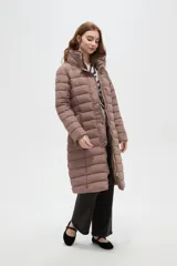 Campera larga tipo puffer de poliamida, con cuello alto, cierre frontal con cremallera y botones a presión, y bolsillos laterales con cierre.