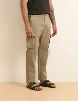Pantalón cargo color verde militar, de corte recto, con bolsillos laterales con fuelle, bolsillos delanteros inclinados y bolsillos traseros.