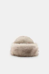Gorro tipo beanie de punto con detalle de vuelta en el borde con aplicación de pelo sintético a tono.