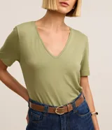 Blusa básica de manga corta con cuello en V, confeccionada en tejido de viscosa con elastano. Presenta un diseño liso y corte ajustado.
