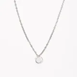 Collar plateado con cadena de eslabones y dije circular con centro blanco.