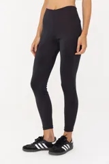 Calza deportiva negra de tiro alto y largo hasta el tobillo.