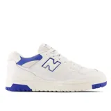 Championes urbanos New Balance modelo 550, color blanco con detalles en azul.