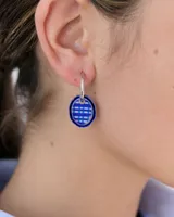 Dije colgante circular con borde azul y centro de resina con estampado de cuadros en tonos azules y blancos. Diseñado para ser utilizado con aros tipo argolla.