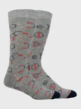Medias de largo medio color gris melange con estampado de fórmulas químicas y elementos de laboratorio en tonos azul y rojo, con puntera en contraste.