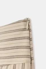 Falda pantalón de tiro bajo color beige con diseño de rayas diplomáticas verticales en tonos oscuros, con detalles de cuatro botones negros decorativos en la parte frontal y cierre lateral con cremallera oculta.