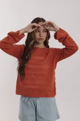Sweater de punto calado color naranja, de corte holgado y mangas largas con puños acampanados.