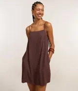 Vestido corto de Blue Steel confeccionado en viscosa, con diseño suelto, escote cuadrado y breteles finos que se ajustan con lazo en la espalda.