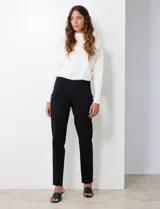 Pantalón color beige de gabardina elastizada, marca Ruby Rd. Delantera con bolsillos simulados y trasera con bolsillos aplicados. Corte recto.