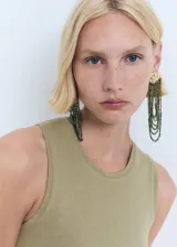 Vestido midi color verde militar de corte recto y sin mangas, con cuello redondo, tirantes anchos y detalle de nudo con lazo en la cintura.