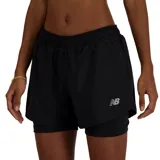 Short deportivo negro de doble capa, con cintura elástica ajustable con cordón y logo de New Balance estampado en la pierna derecha.