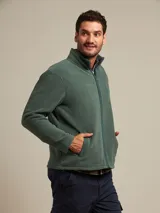 Campera de poliéster color ladrillo con cierre frontal, cuello alto y bolsillos laterales.